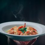 Izgara Somon Steak: Izgara somon balığına lezzetli bir marinasyon ve yanında salata tarifi